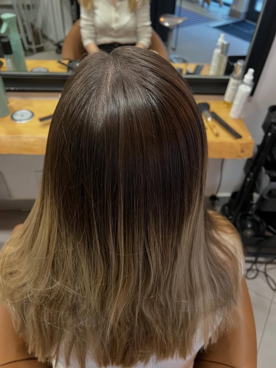 Avant : racines châtain et longueurs blond délavé