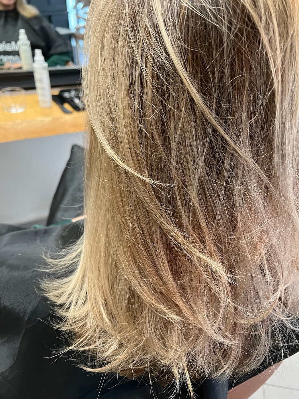 Balayage blond lumineux, vu de dos