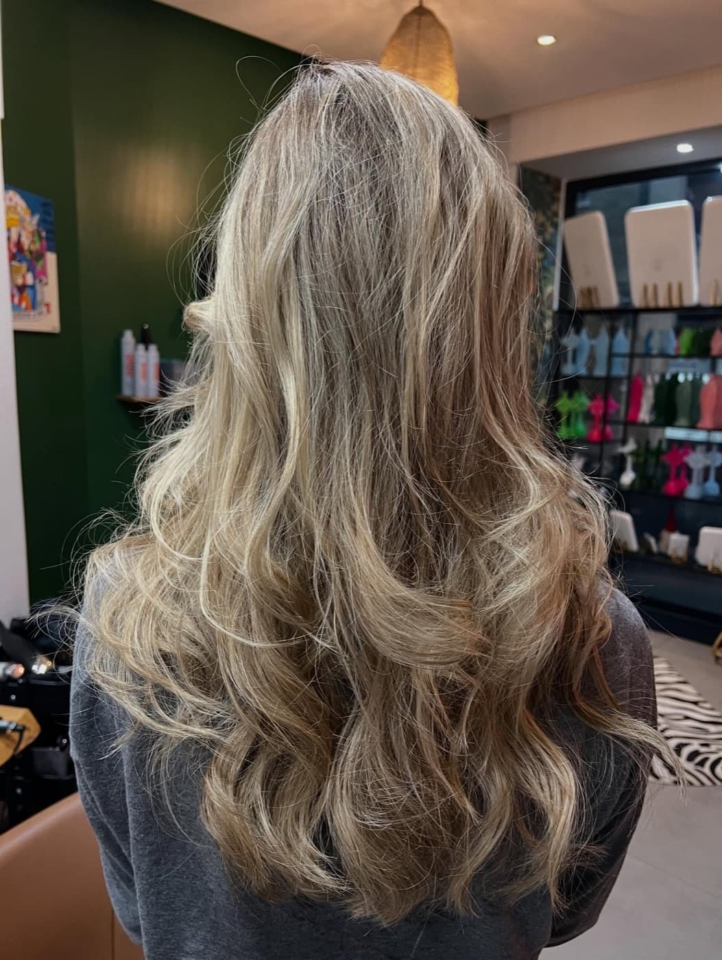 Longs cheveux ondulés balayés, vus de dos