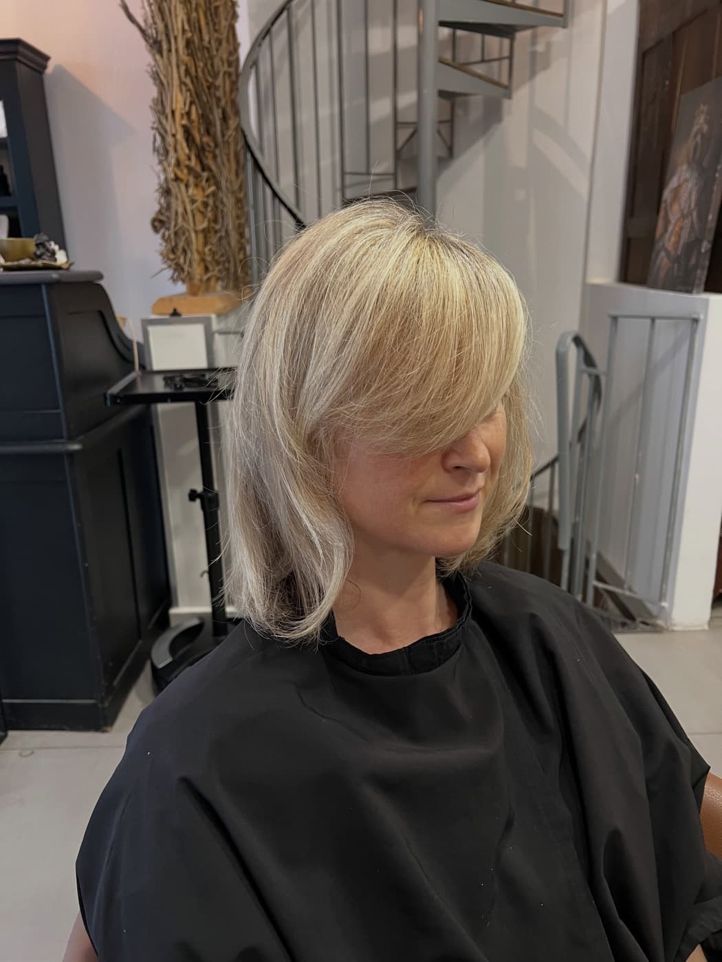 Carré blond lisse, autre angle