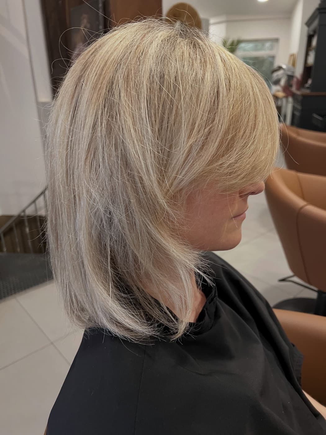Carré mi-long lisse blond, de profil