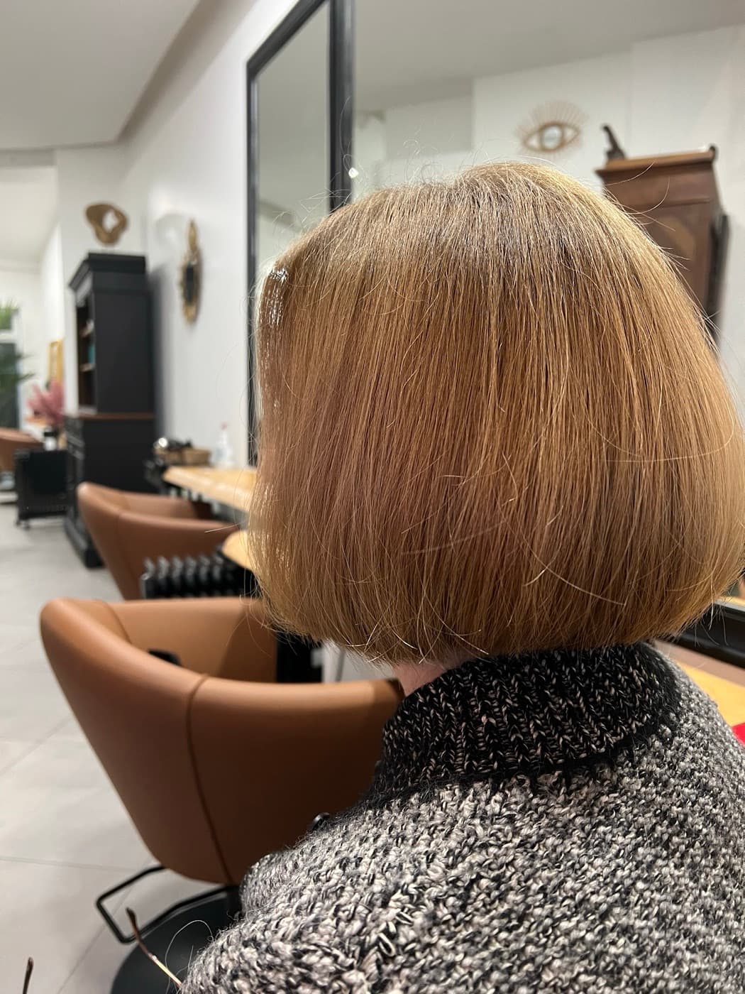 Carré court blond cuivré, vu de dos