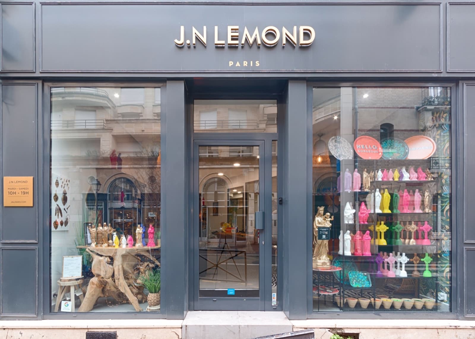 Façade du salon, rue Jean Bologne, enseigne laiton
