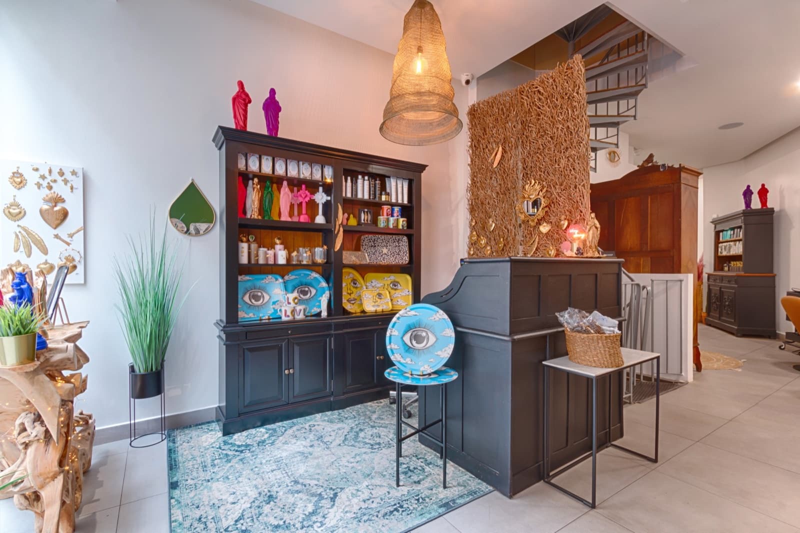 Comptoir d'accueil et objets déco du concept-store