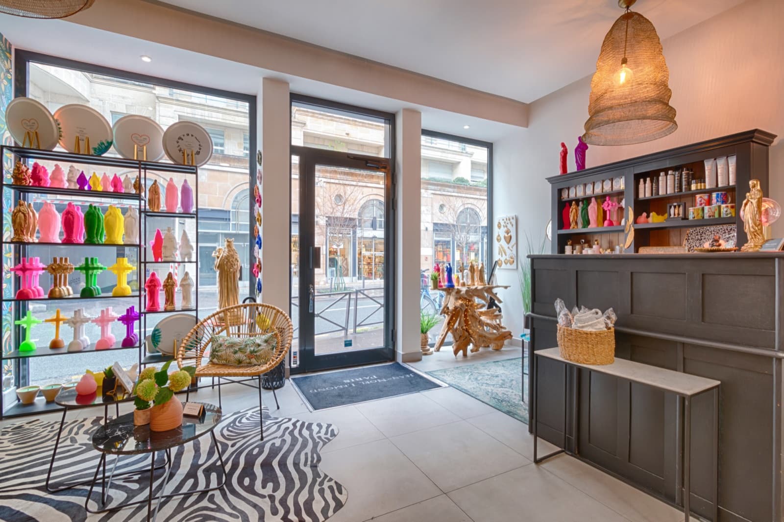 Vitrine vue de l'intérieur, statuettes et objets déco